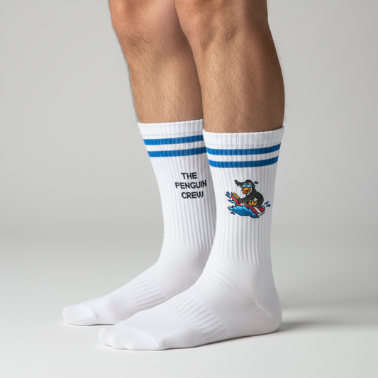Calcetines divertidos con pingüino surfista y rayas azules, diseño streetwear deportivo
